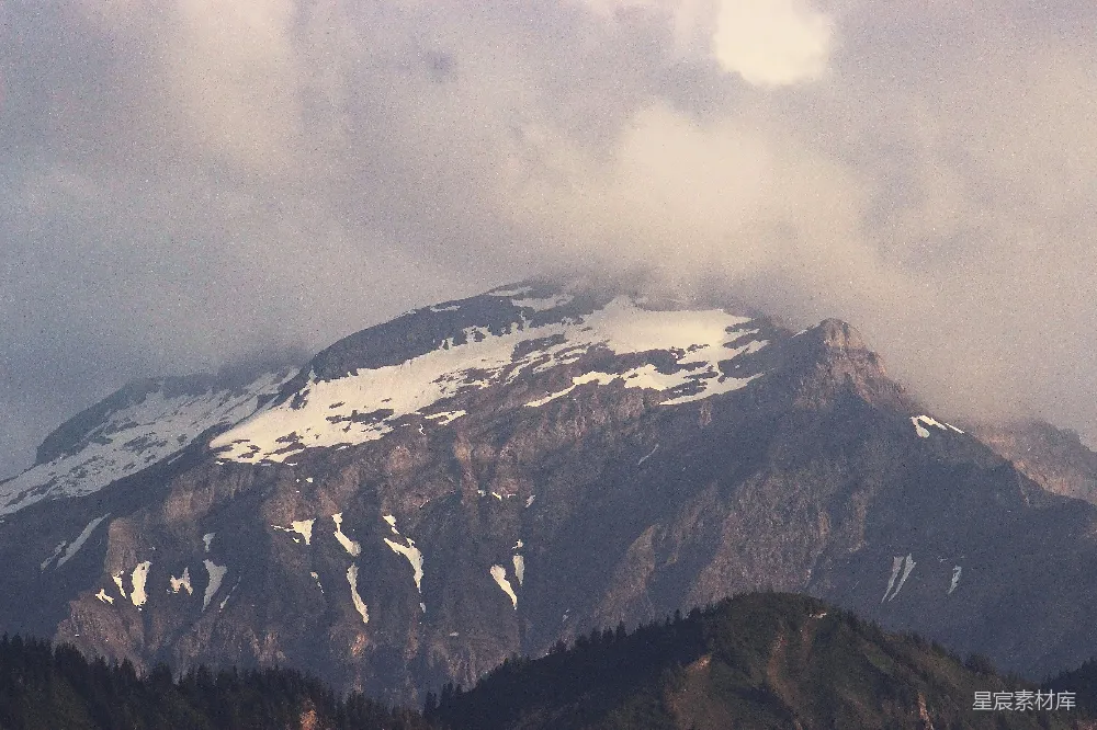 高清摄影 自然 一座被云层覆盖的雪山