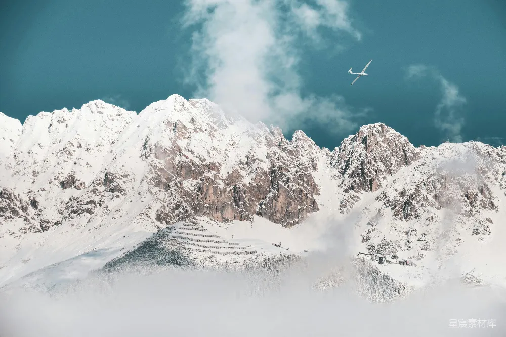 高清摄影  覆盖着积雪的山峰在蓝天白云下