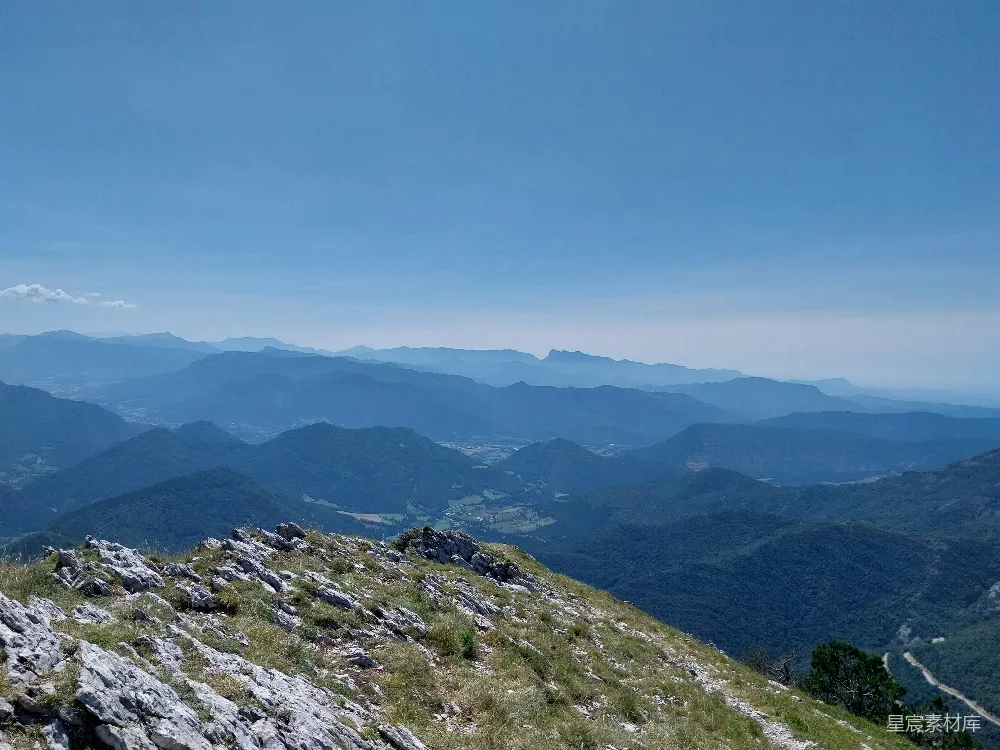 高清摄影  蓝山层叠，晴空万里。