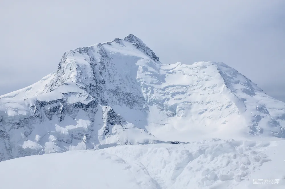 高清摄影  一座雪山，山顶高耸。
