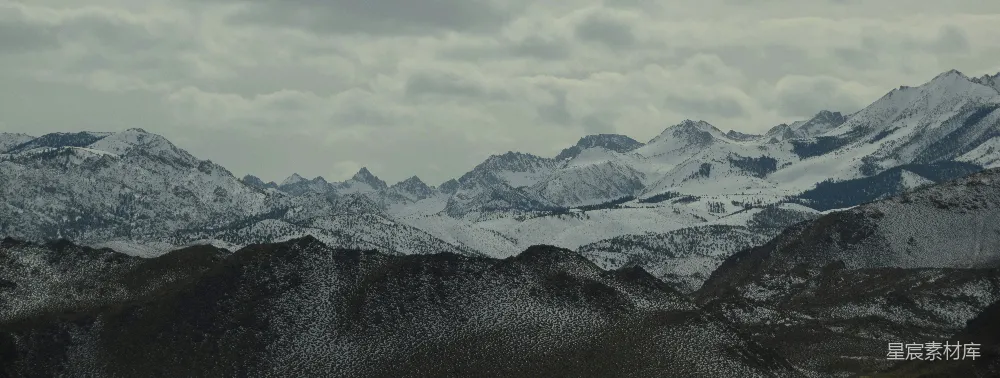 高清摄影  云层低垂下的雪山。