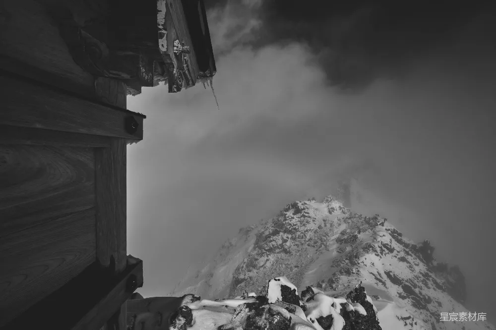 高清摄影  一座雪中的山与一座建筑物