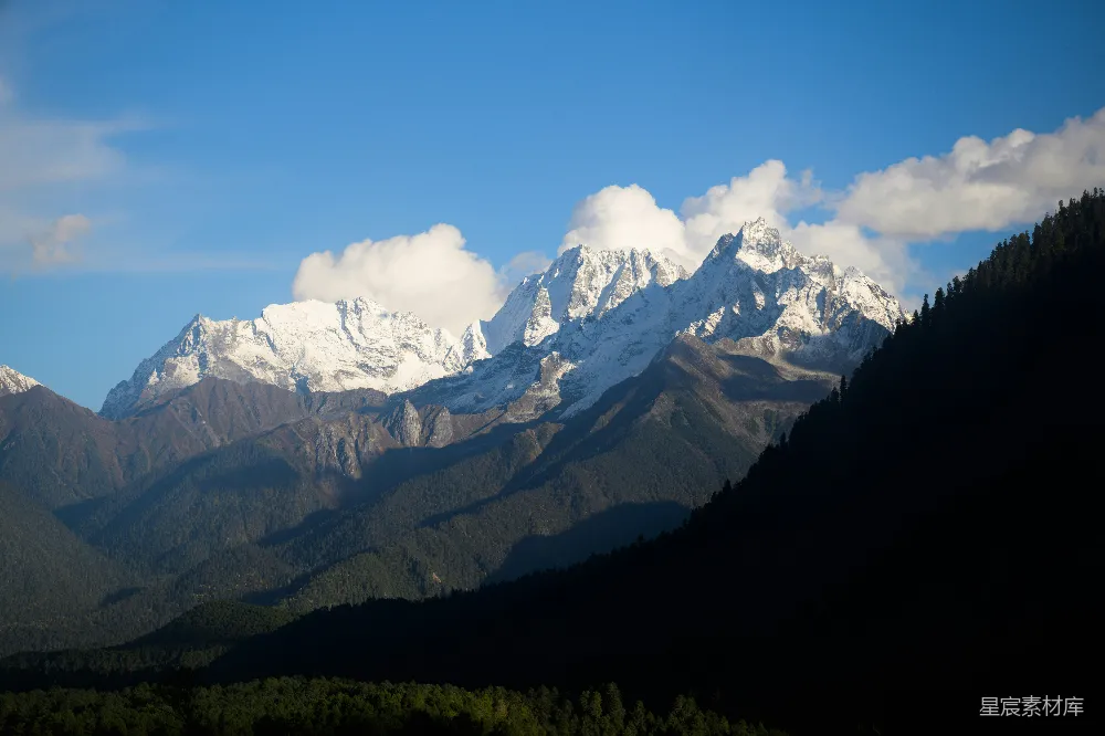 高清摄影 旅行 蓝天下的白雪覆盖的山脉。