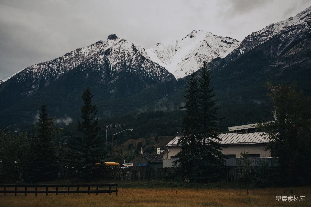 高清摄影  一座山的远景，前景中有一座房子。