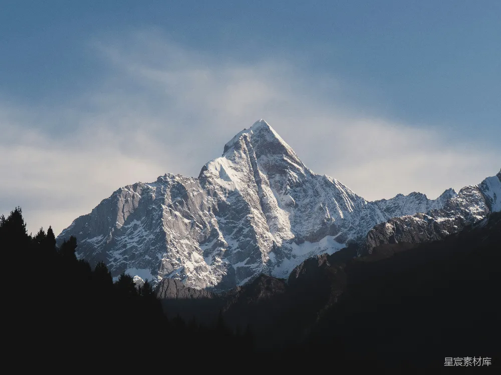 高清摄影  白雪覆盖的山峰映衬着清澈的蓝天。
