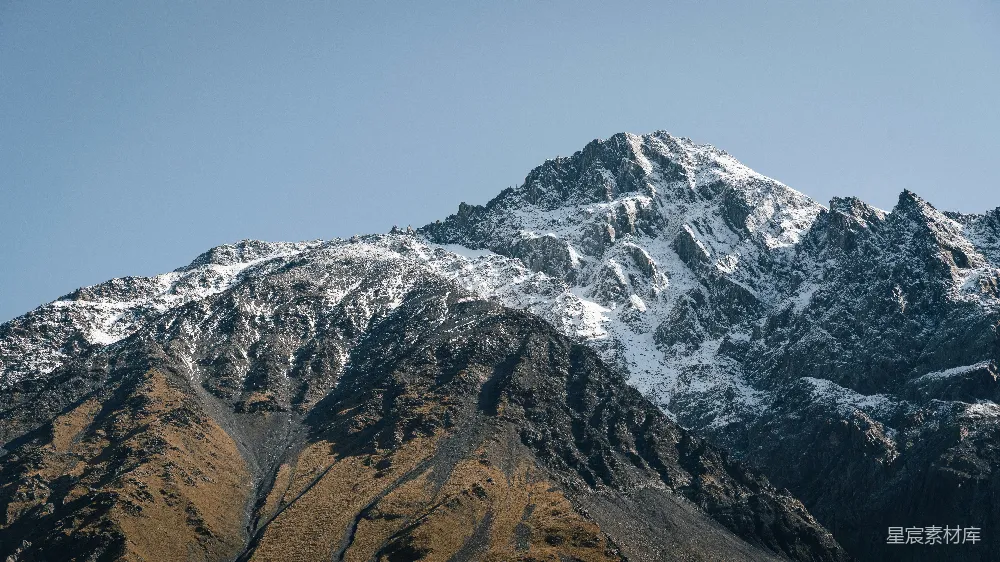 高清摄影 自然 白雪覆盖的山峰映衬着清澈的蓝天
