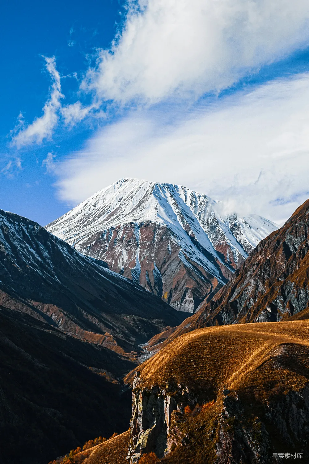 高清摄影 自然 蓝天下的雪山峰顶
