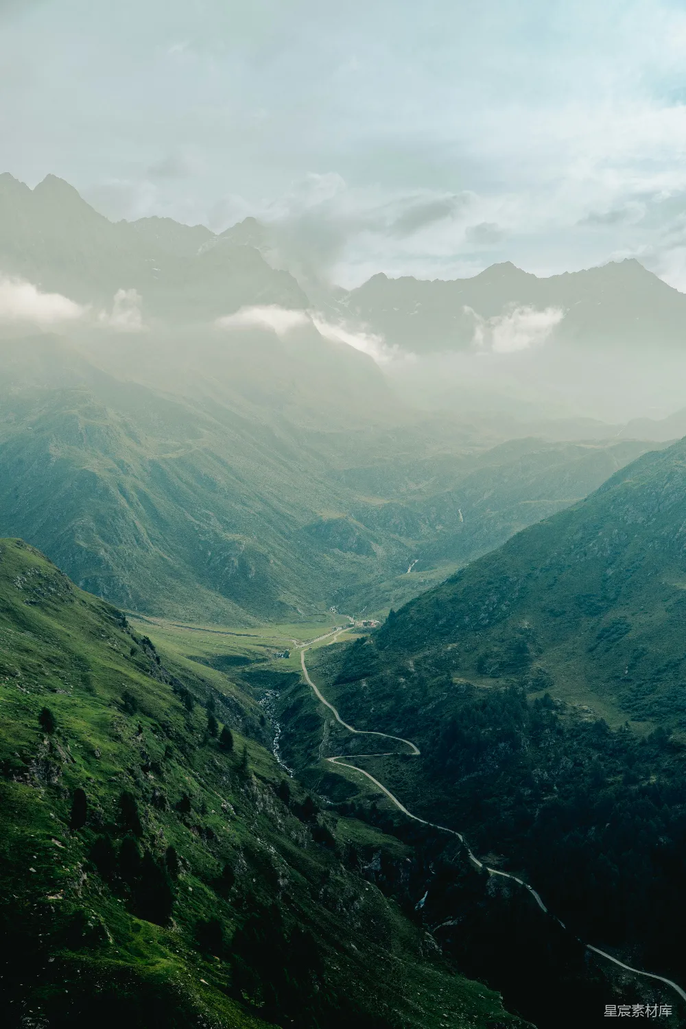 高清摄影  山脉和蜿蜒的道路构成了一幅美丽的风景。