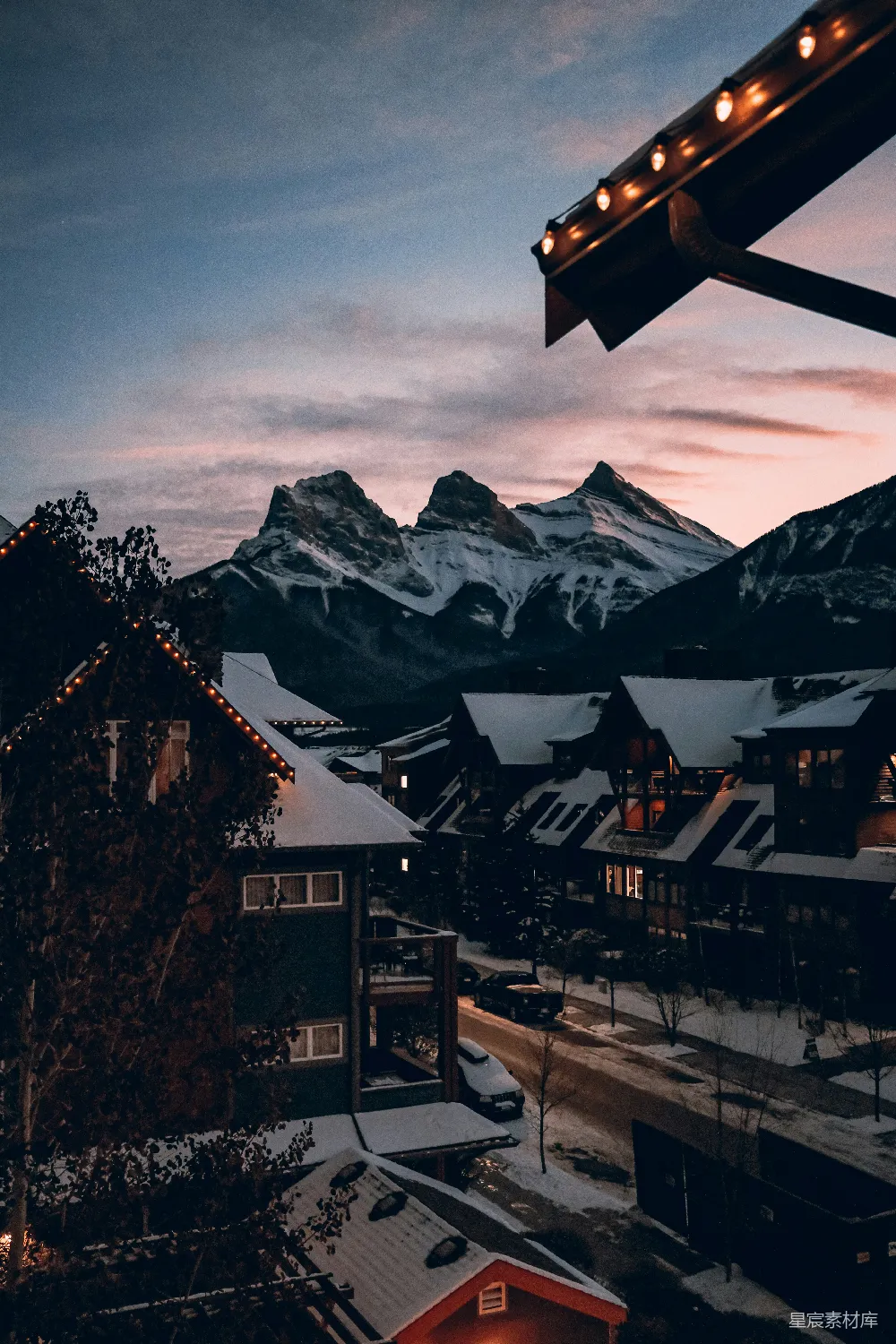 高清摄影  一个雪景中的小镇，背景是山脉。