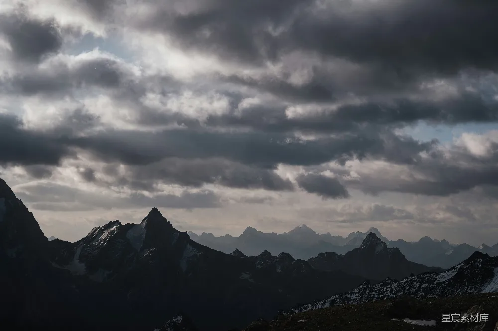 高清摄影 旅行 自然 壁纸 一个人站在山顶，天空中云层密布。
