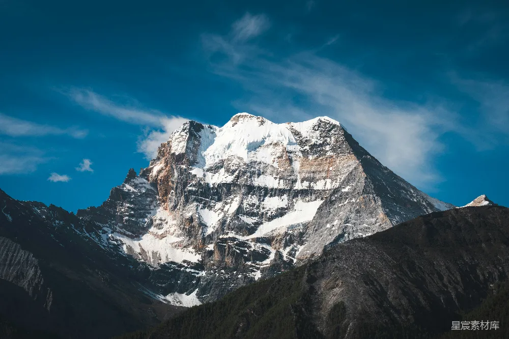 高清摄影  一座雄伟的雪山峰在晴朗的蓝天之下。