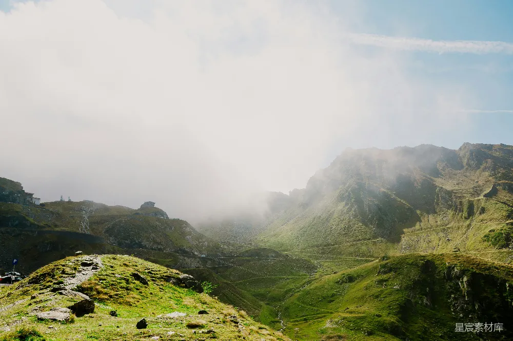 高清摄影  雾蒙蒙的山景，绿丘和小路。