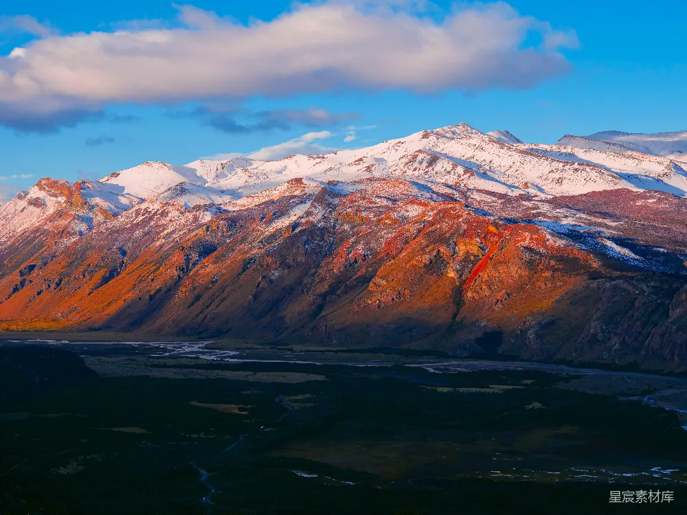 高清摄影  一座山脉，远处是被白雪覆盖的山峰。