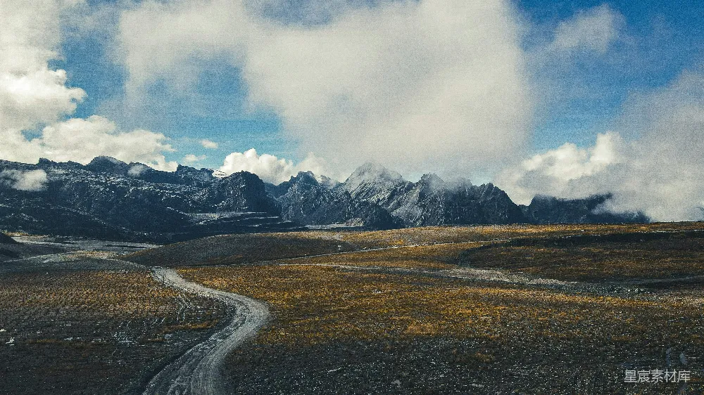 高清摄影  一条通往山脉的道路