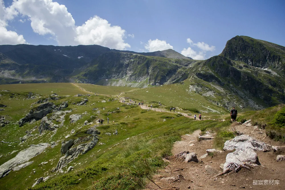 高清摄影  一群人在登山小路上徒步旅行