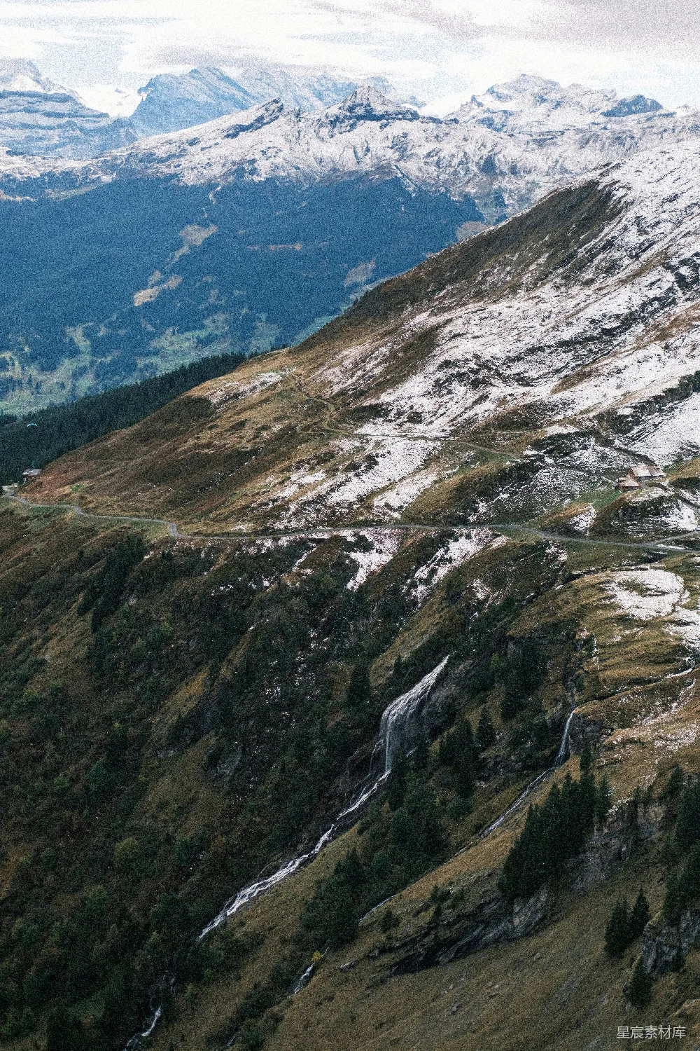 高清摄影  白雪覆盖的山坡，瀑布和树木