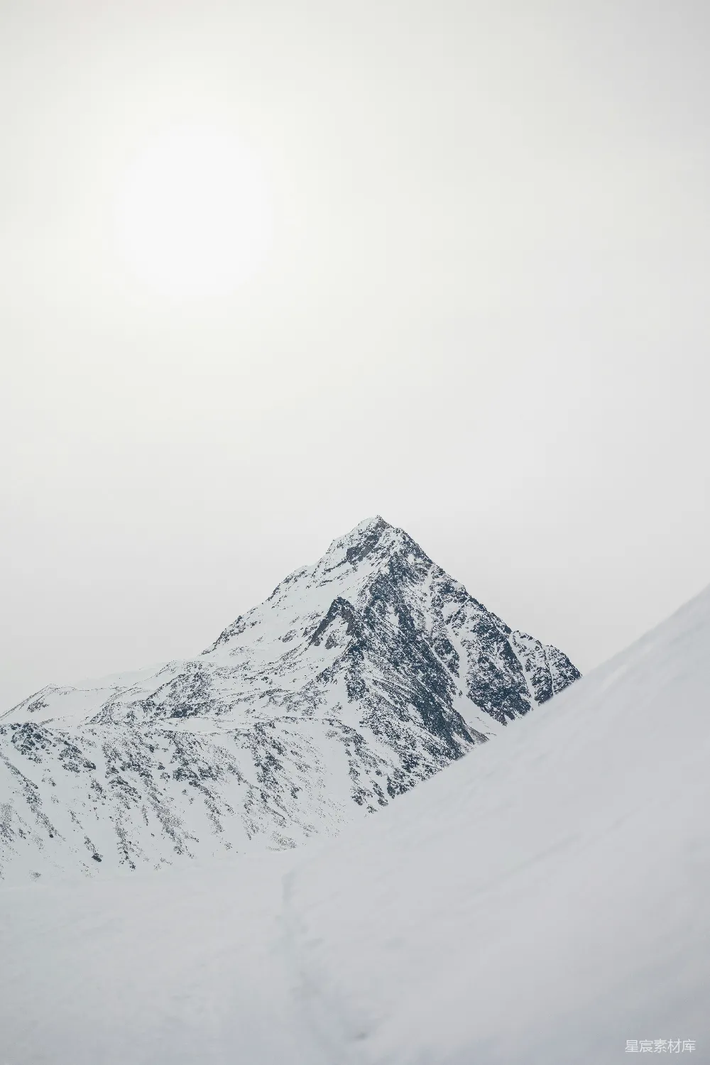 高清摄影 旅行 自然 壁纸 一个人在雪覆盖的山上滑雪