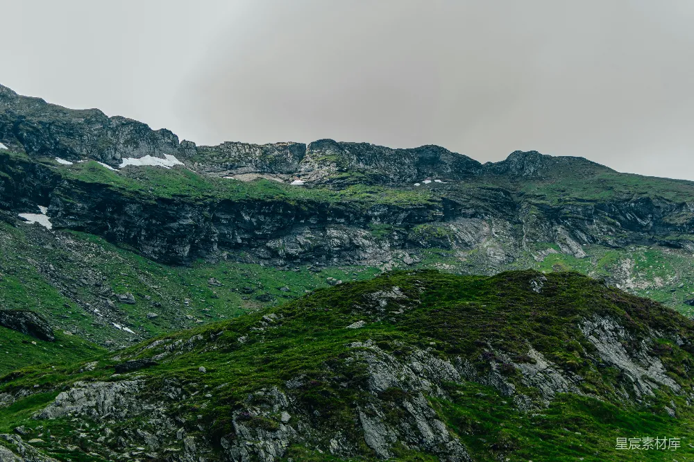 高清摄影  郁郁葱葱的青山，岩石峭壁和雪地。
