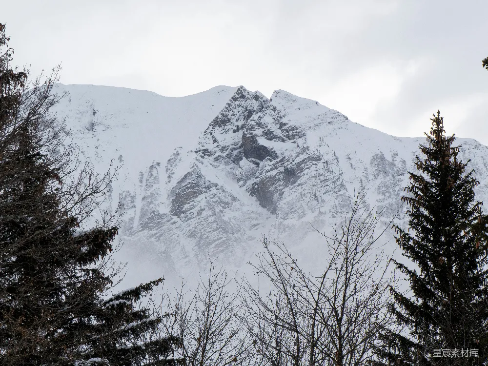 高清摄影  白天被雪覆盖的山峰