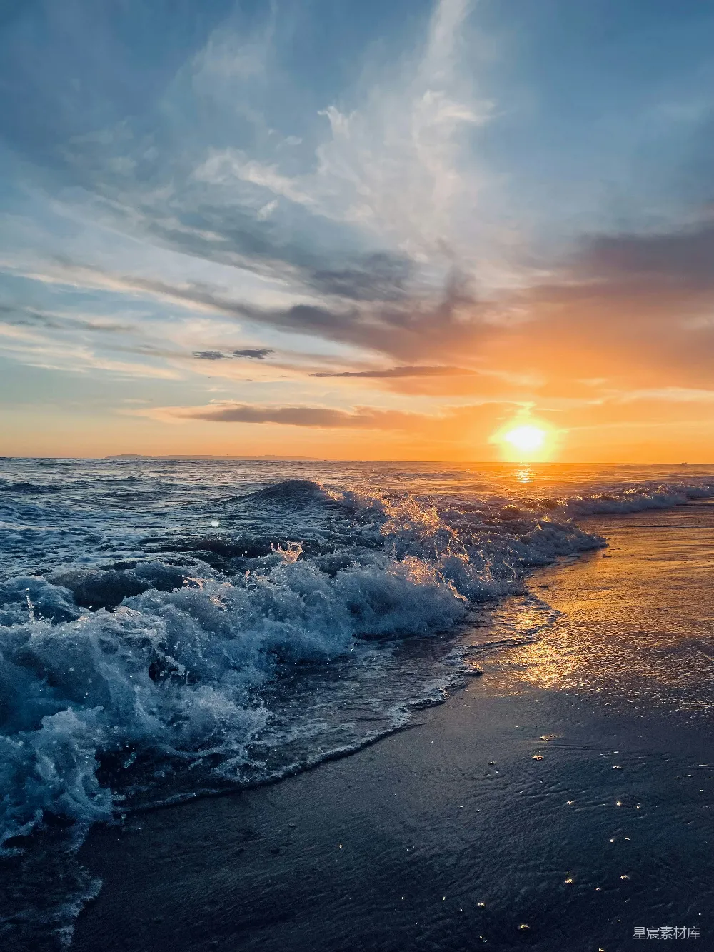 高清摄影 夕阳落下海浪之上