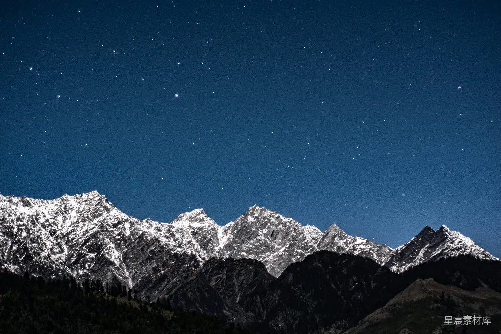 高清摄影 壁纸 自然 旅行 山脉上方夜空中闪烁的星星