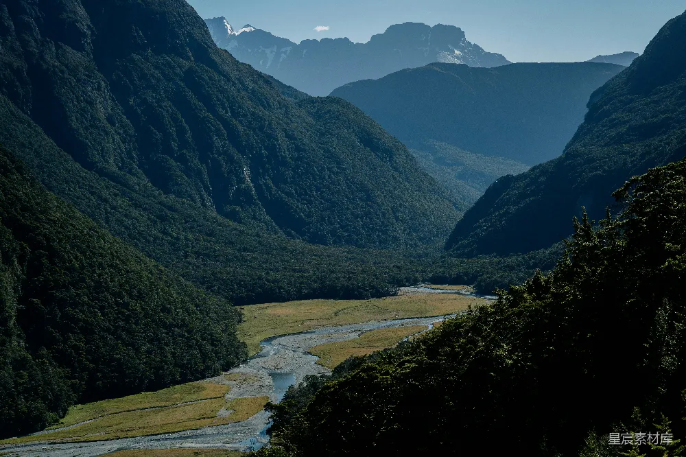 高清摄影  一处处山谷景色，背景是连绵的山峰。