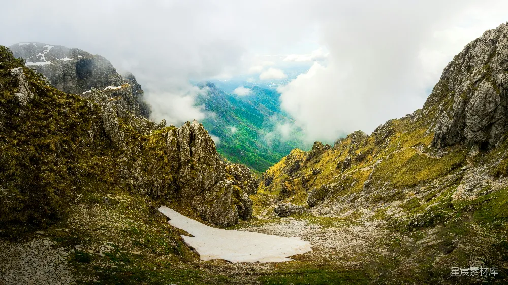 高清摄影  落基山脉上的山口，绿谷在下方