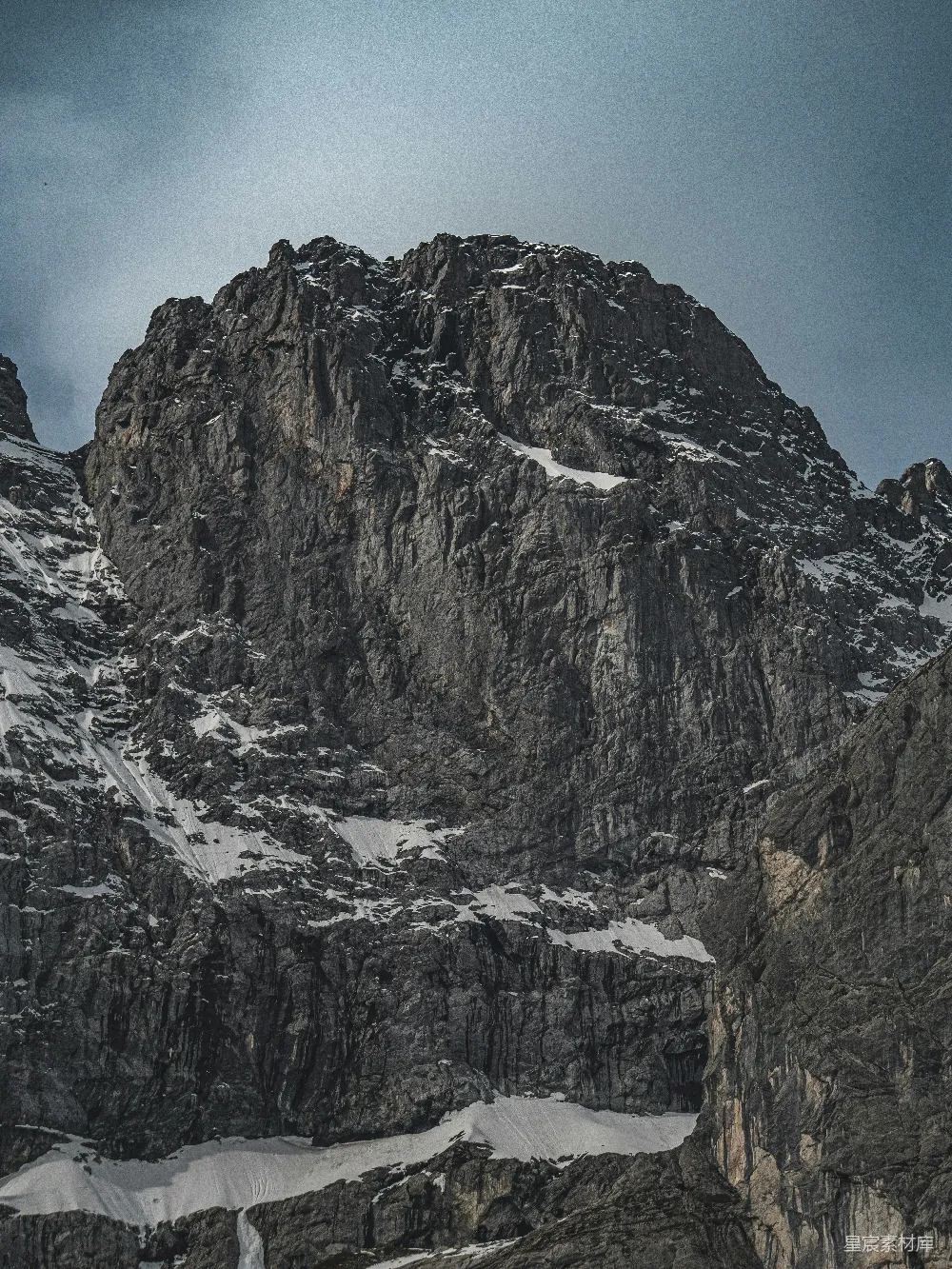 高清摄影  崎岖的山峰，山顶有积雪斑块