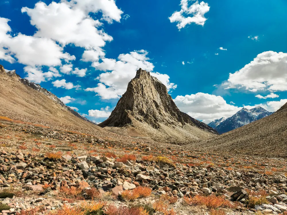 高清摄影  一座雄伟的岩石山峰在广阔的荒漠景观中占据主导地位。