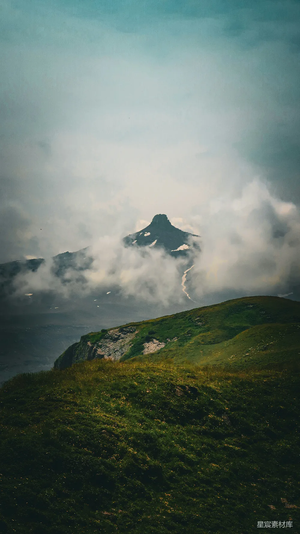 高清摄影 旅行 壁纸 自然 一片绿草覆盖的小山丘，远处有一座山。