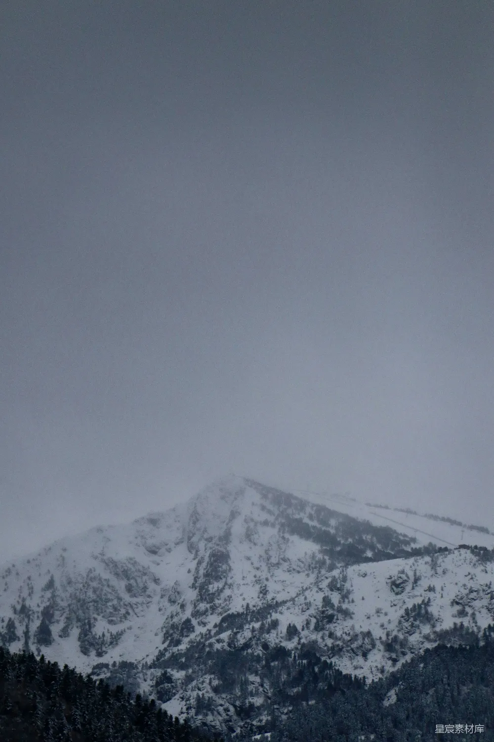高清摄影 壁纸 旅行 自然 一座覆盖着积雪的山，山上有一些树木。