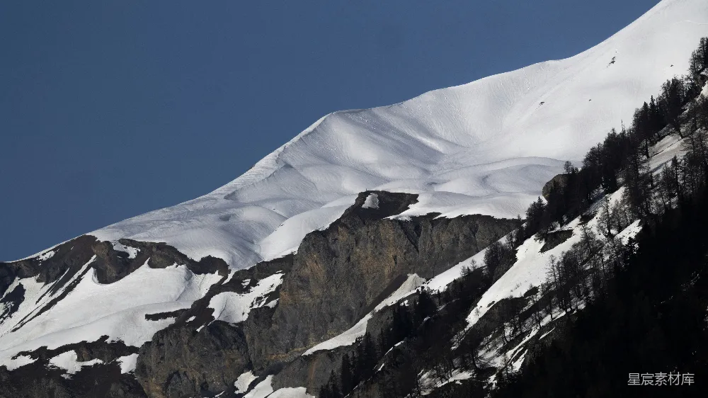 高清摄影  蓝天白云下的雪山峰顶