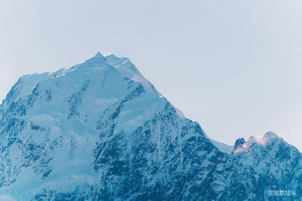 高清摄影  被白雪覆盖的山峰在晴朗的天空下