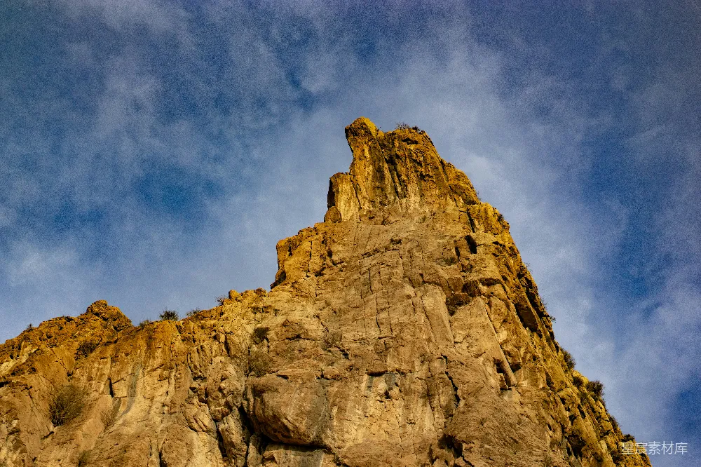 高清摄影  一座非常高大的山峰，背景是天空。