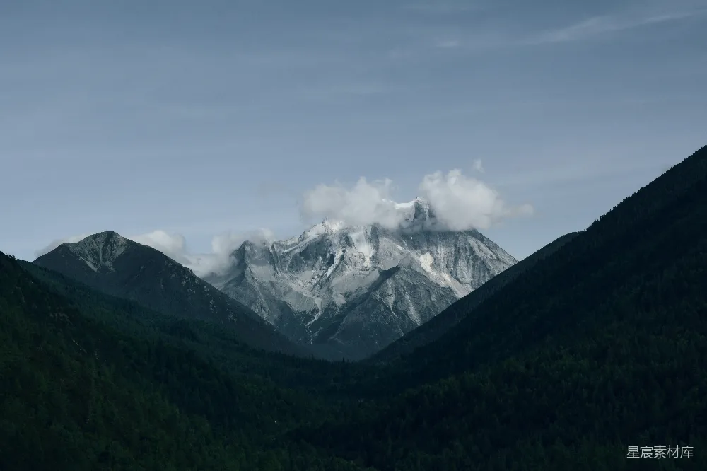 高清摄影 旅行 自然 壁纸 覆盖着雪和云的山脉