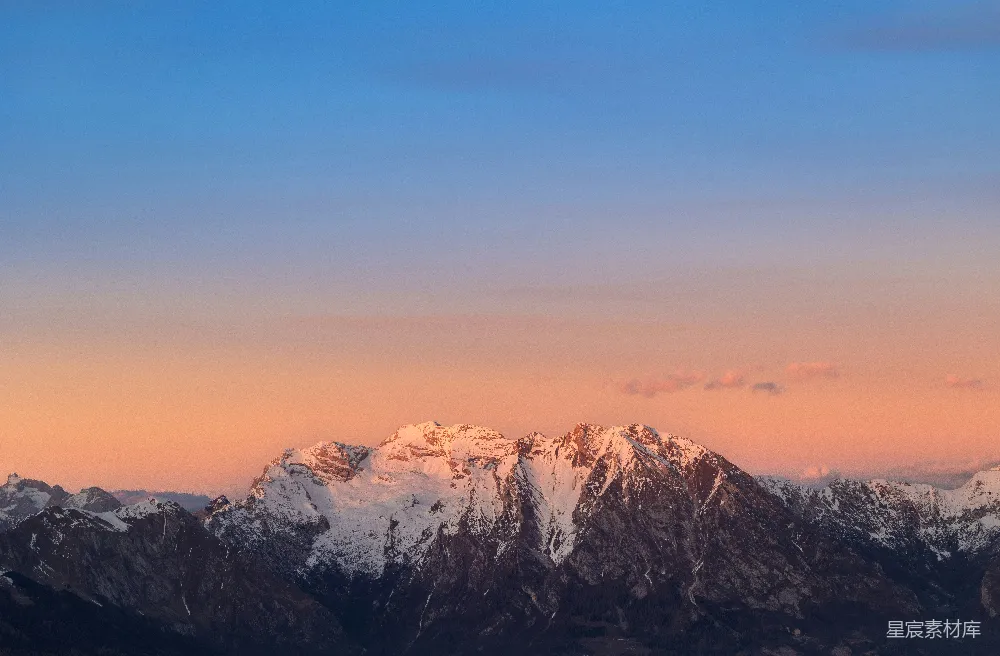 高清摄影 壁纸 自然 旅行 雪山在色彩斑斓的夕阳下