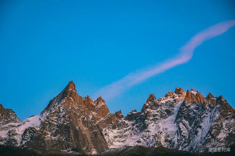 高清摄影  一座山峰在天空中有一朵云。