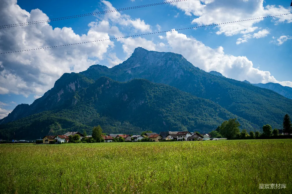 高清摄影  一片田野，背景中有山