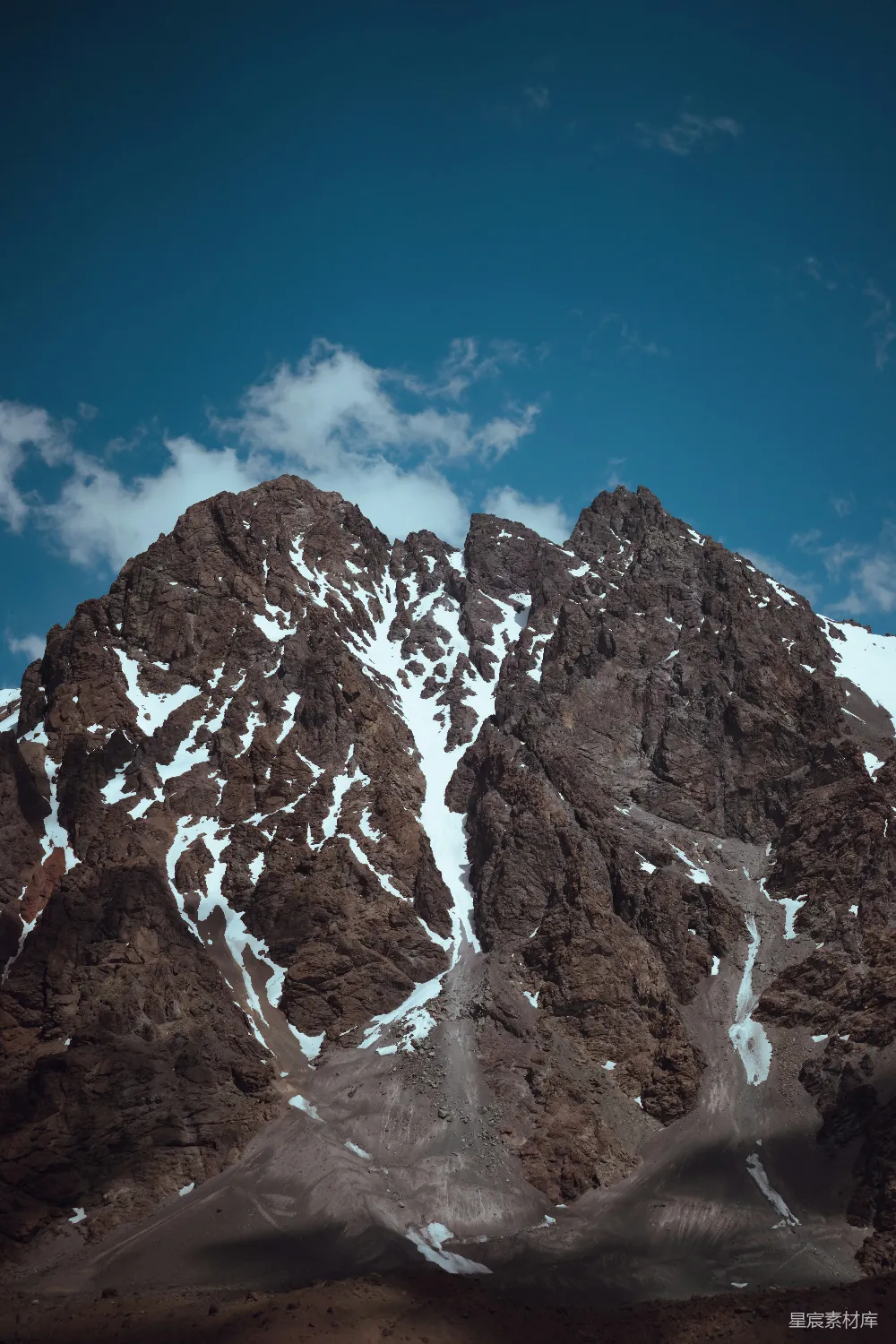 高清摄影  一座高大的山峰，山顶覆盖着积雪。