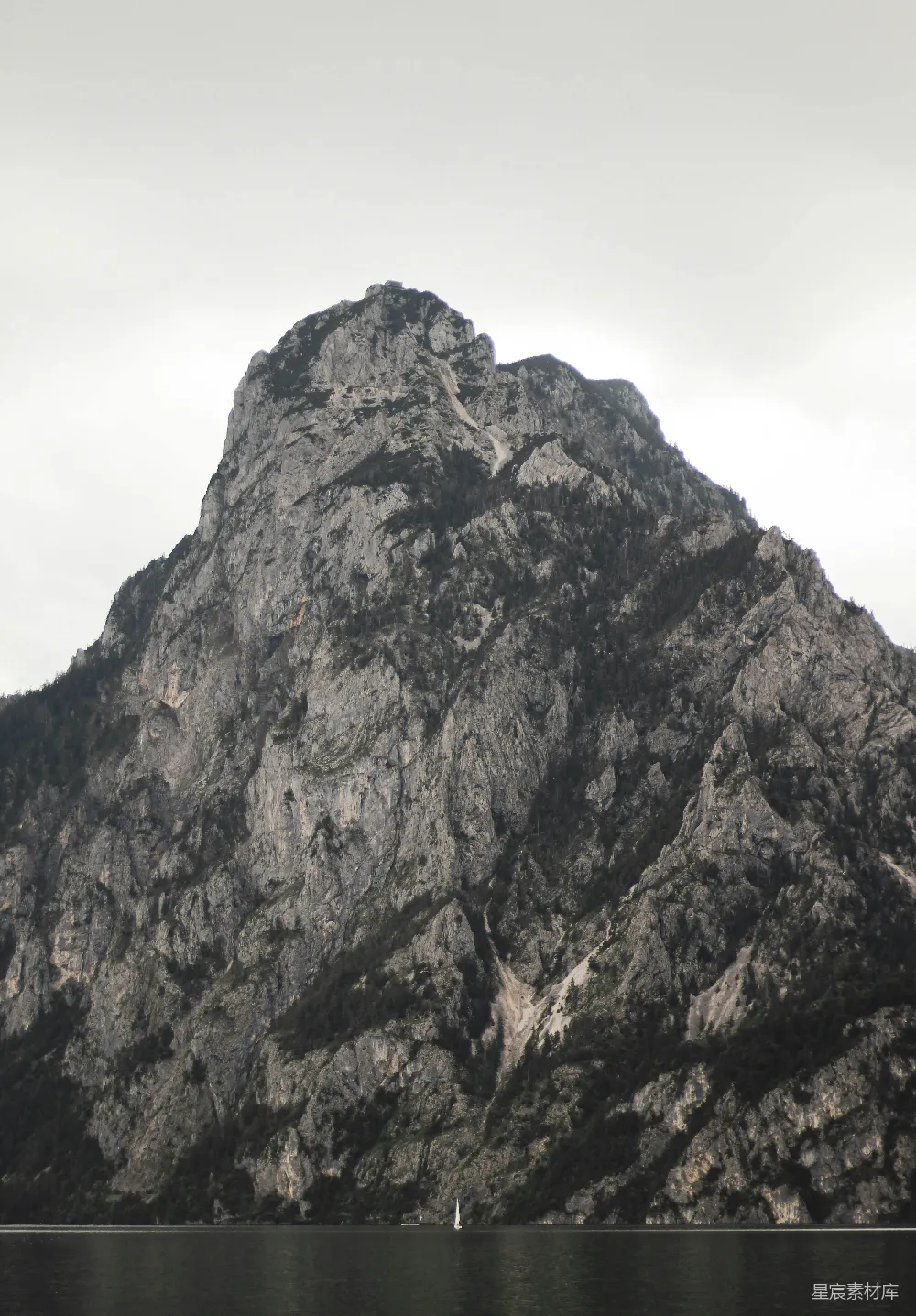 高清摄影  一座巨大的岩石山