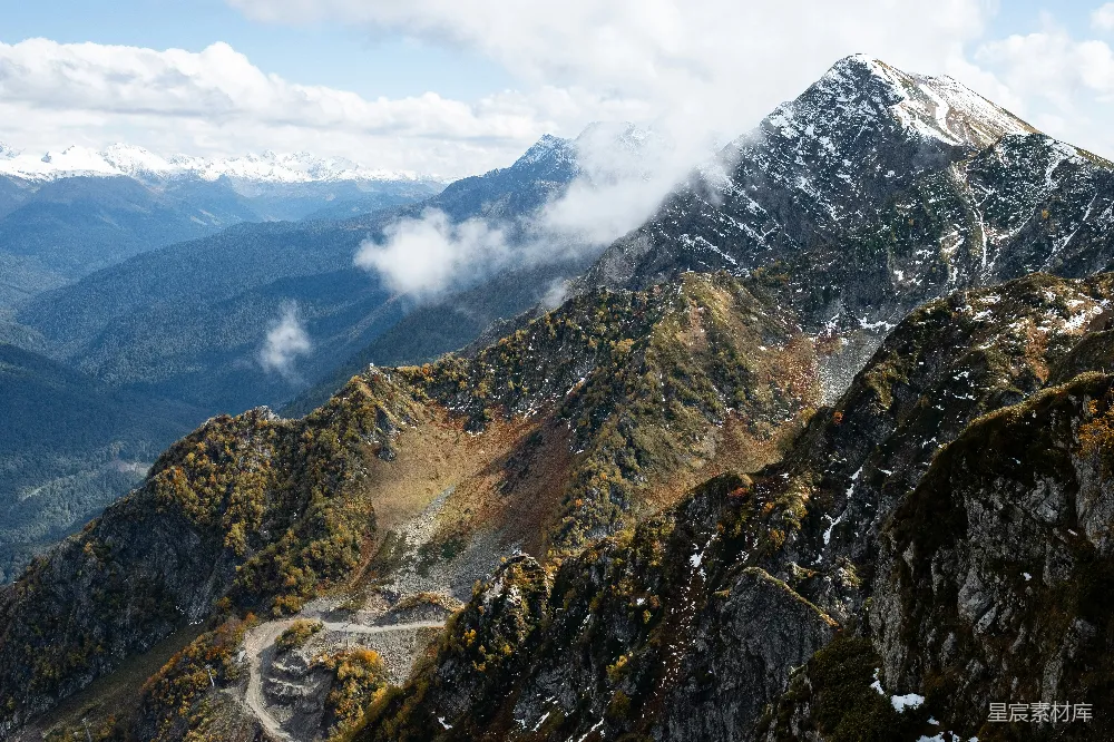 高清摄影  山顶的俯瞰图，前景有一条道路。