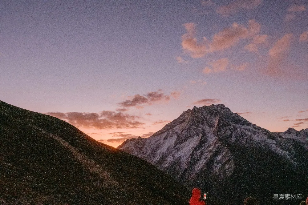 高清摄影  夕阳下的白雪皑皑山峰，天空五彩斑斓。