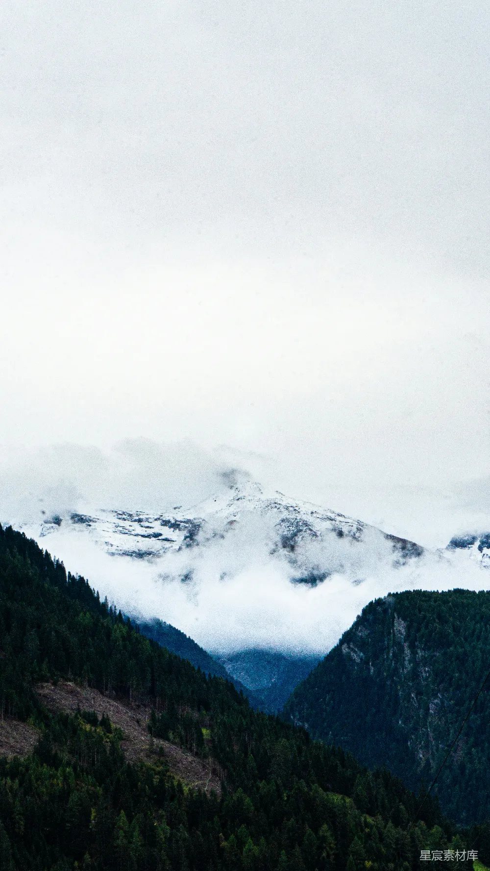 高清摄影 旅行 自然 壁纸 一座山峰上布满了云雾。