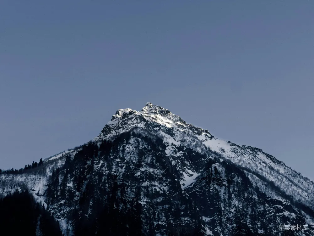 高清摄影  白雪覆盖的山峰映衬着清澈的蓝天