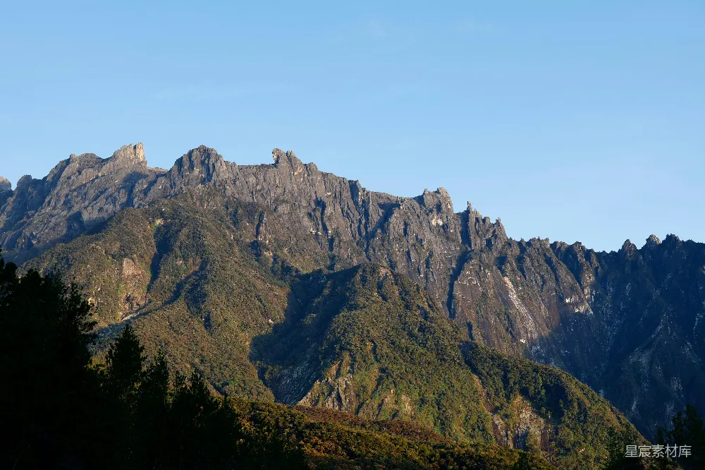 高清摄影 旅行 在一片晴朗的蓝天下的崎岖山脉