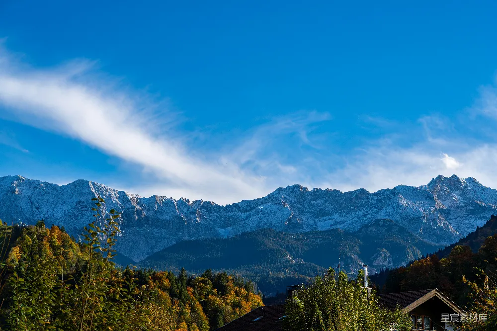 高清摄影  一座山峦的景色，前景中有一座房子。