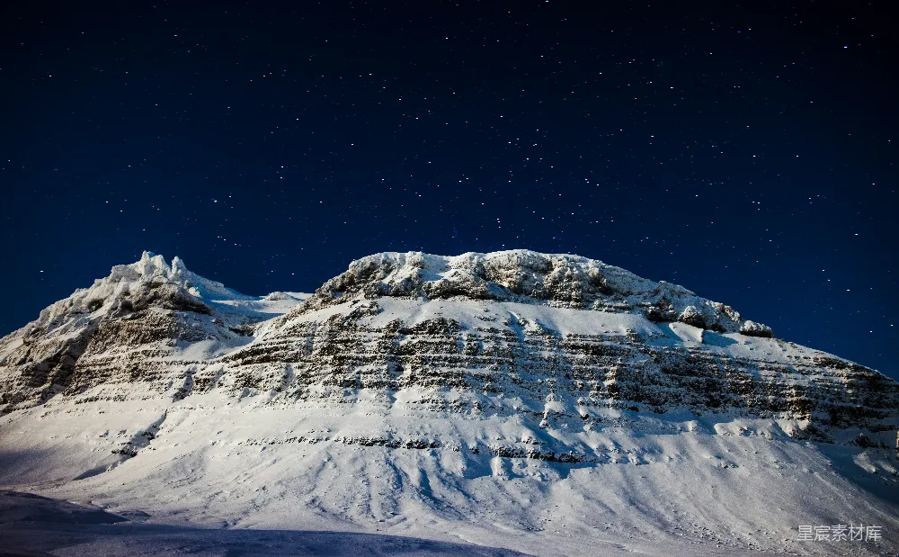高清摄影 自然 壁纸 一座覆盖着积雪的山在夜空中
