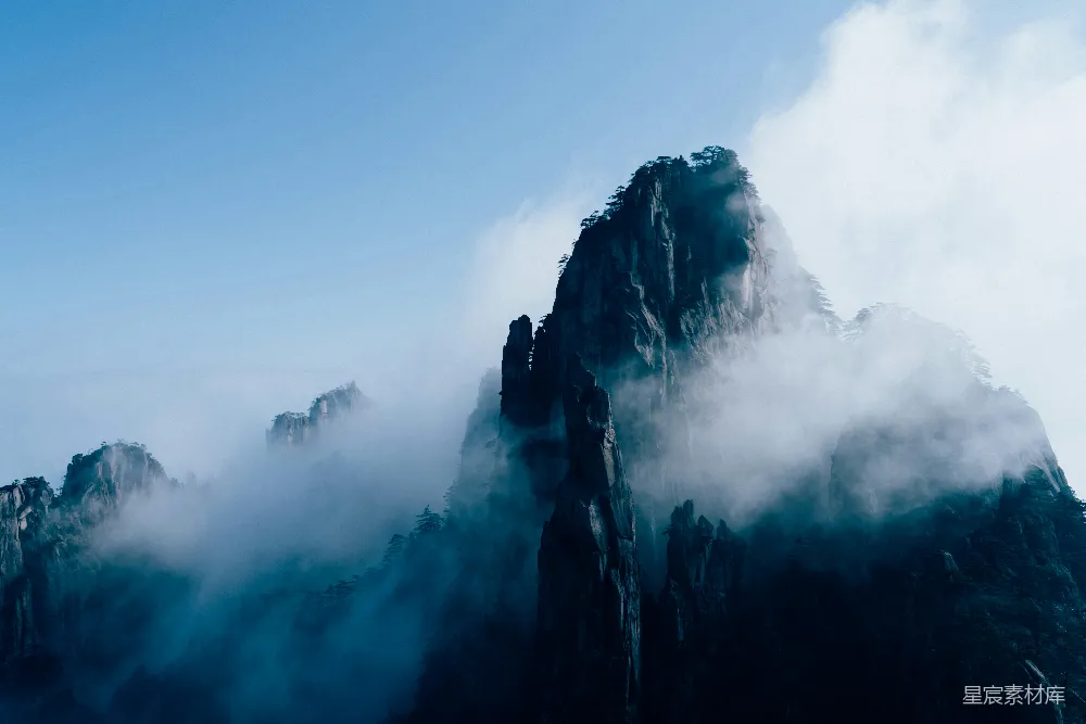 高清摄影  蓝天下灰黑色的山
