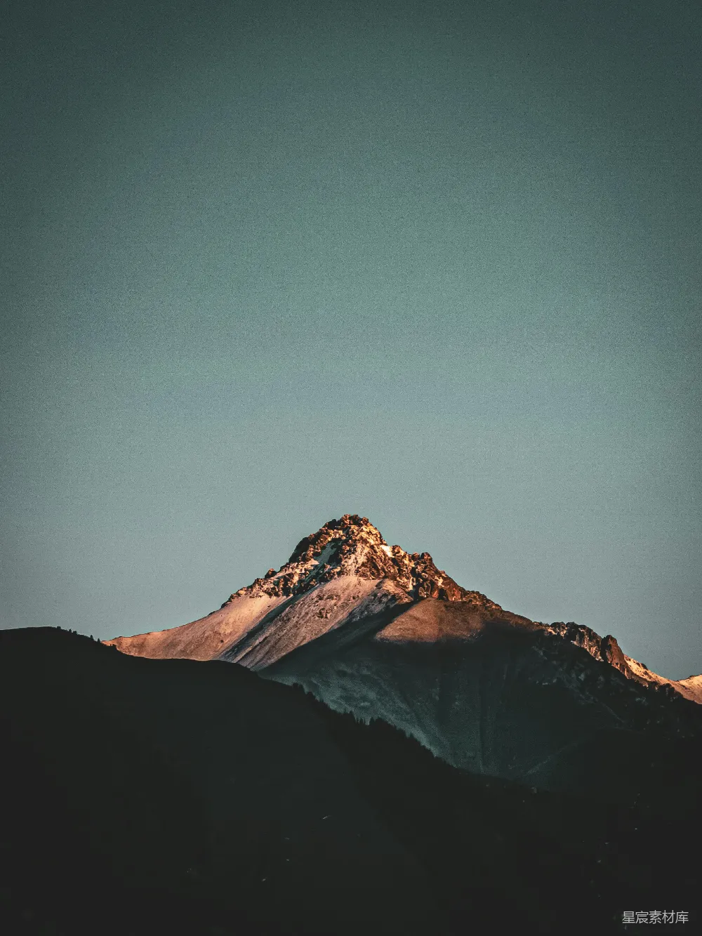 高清摄影  被雪覆盖的山峰，天空作为背景
