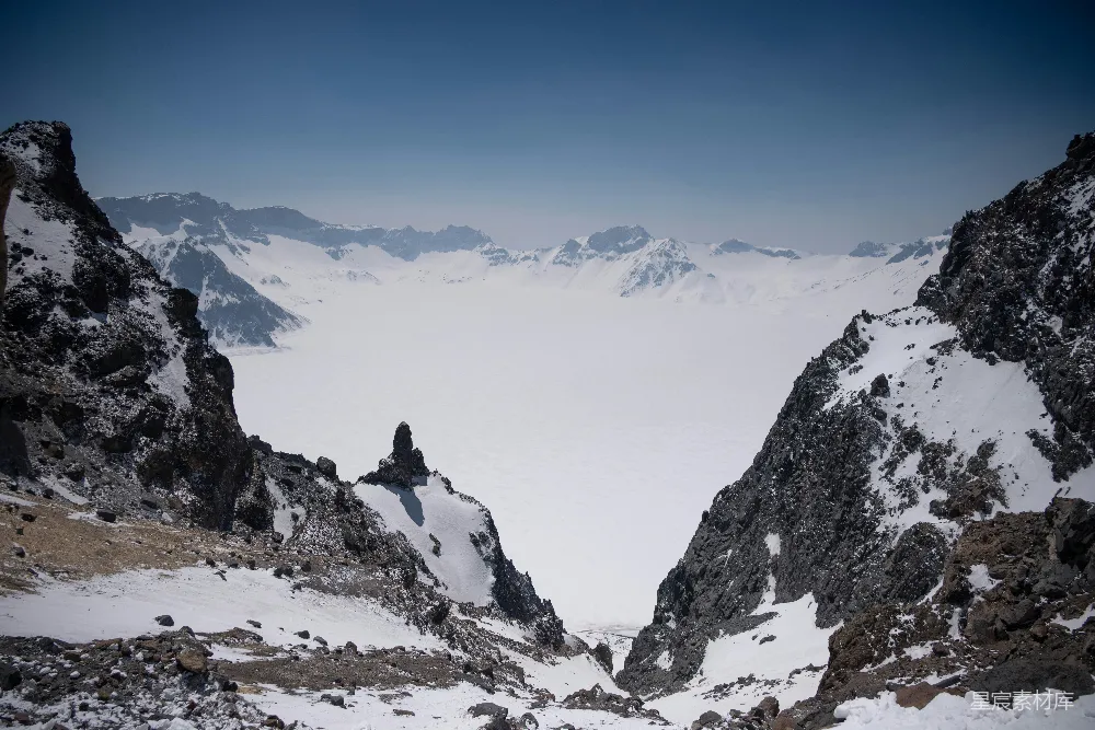 高清摄影 旅行 自然 雪山峰峦，云海茫茫。